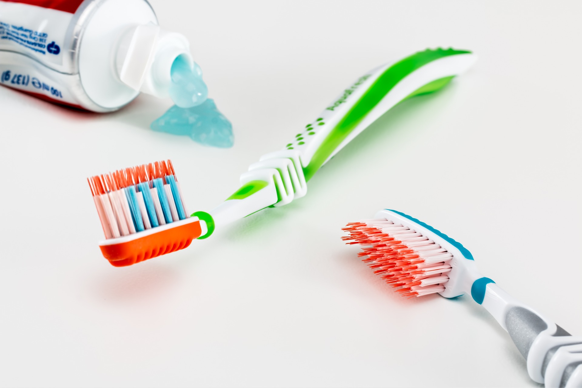 dentifricio e due spazzolini