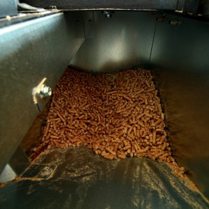 pila di pellet di legno in uscita dalla fabbrica