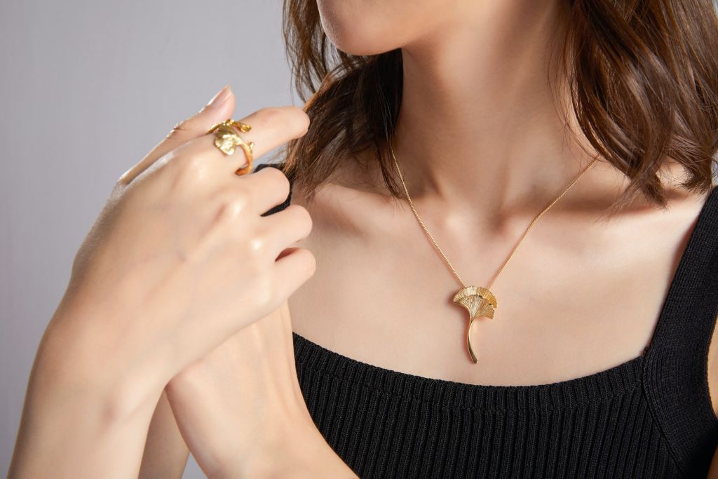 donna che indossa una collana e un anello di lusso