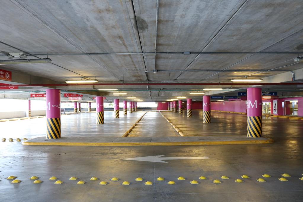 grande parcheggio privato vuoto in Italia