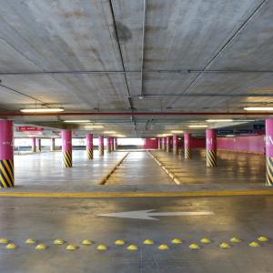 grande parcheggio privato vuoto in Italia