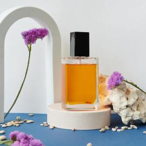 bottiglia di profumo ed erbe aromatiche