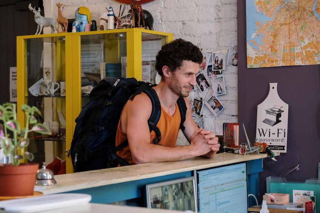 viaggiatore che si registra in un ostello