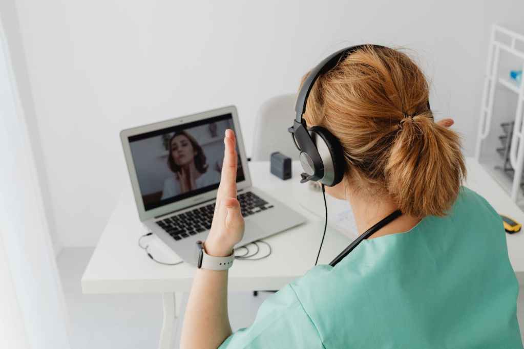 dottore che effettua un consulto di telemedicina