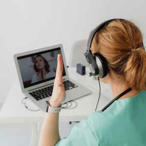 dottore che effettua un consulto di telemedicina