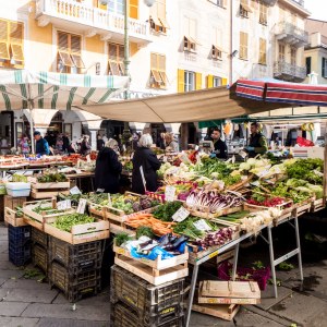 un mercato con venditori di frutta e verdura