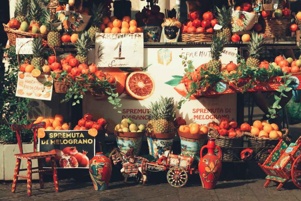 stand che vende spremute di frutta biologica