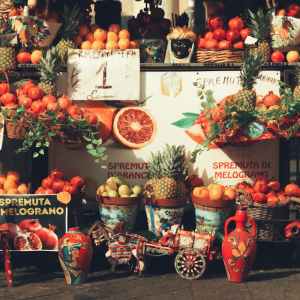 stand che vende spremute di frutta biologica