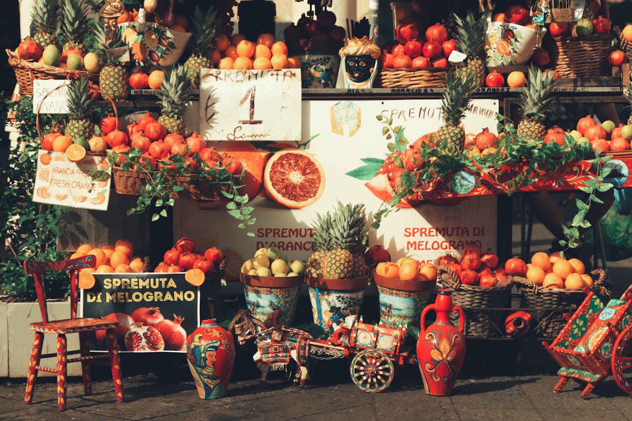stand che vende spremute di frutta biologica