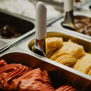 Una gelateria che offre una vasta gamma di gusti