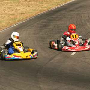 due go-kart su una pista da corsa