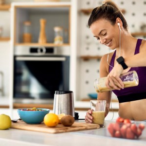 donna che prepara una colazione sportiva
