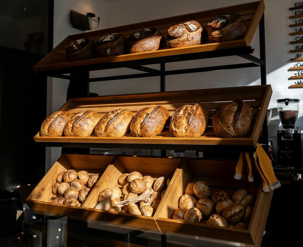 Scaffali pieni di pane in un panificio artigianale