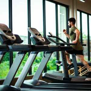 uomo che corre in una palestra