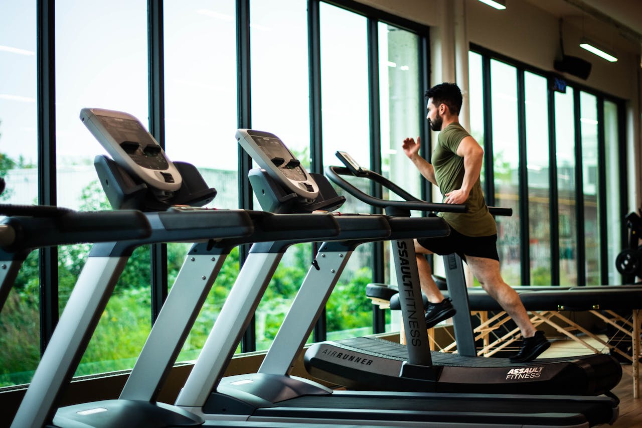 uomo che corre in una palestra