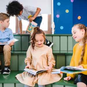 Diversi bambini leggono