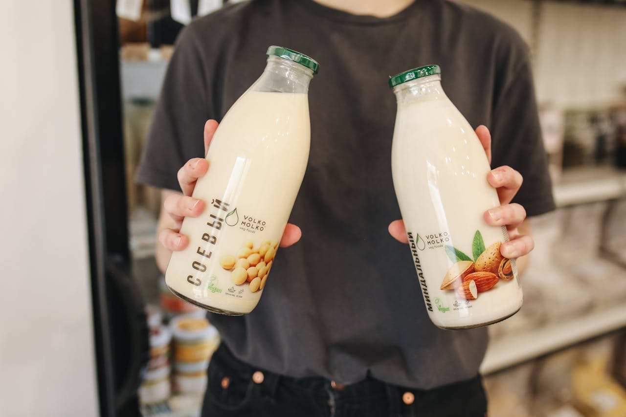 due bottiglie di latte vegetale in diversi gusti