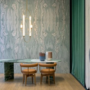 Salone decorato con carta da parati di lusso.